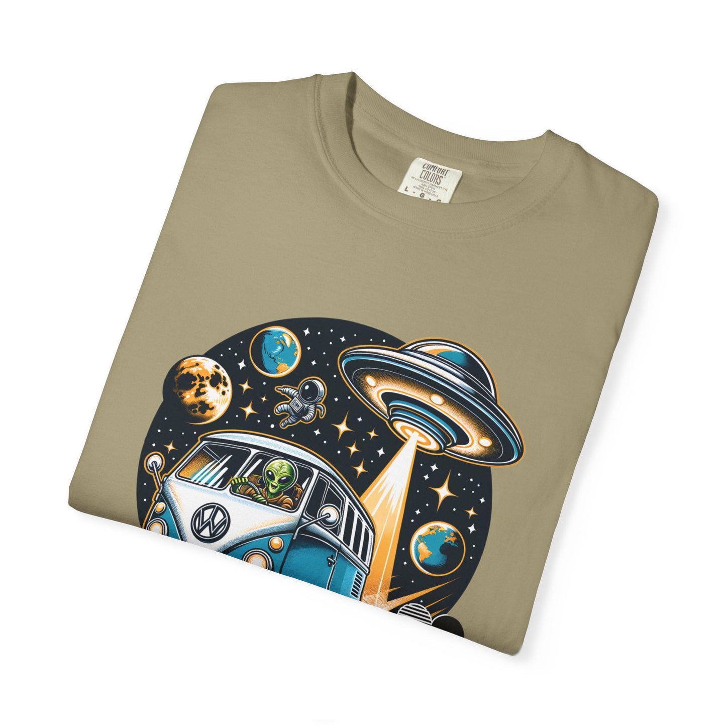 Vintage Volkswagen bus t-shirt - Unique aliens design