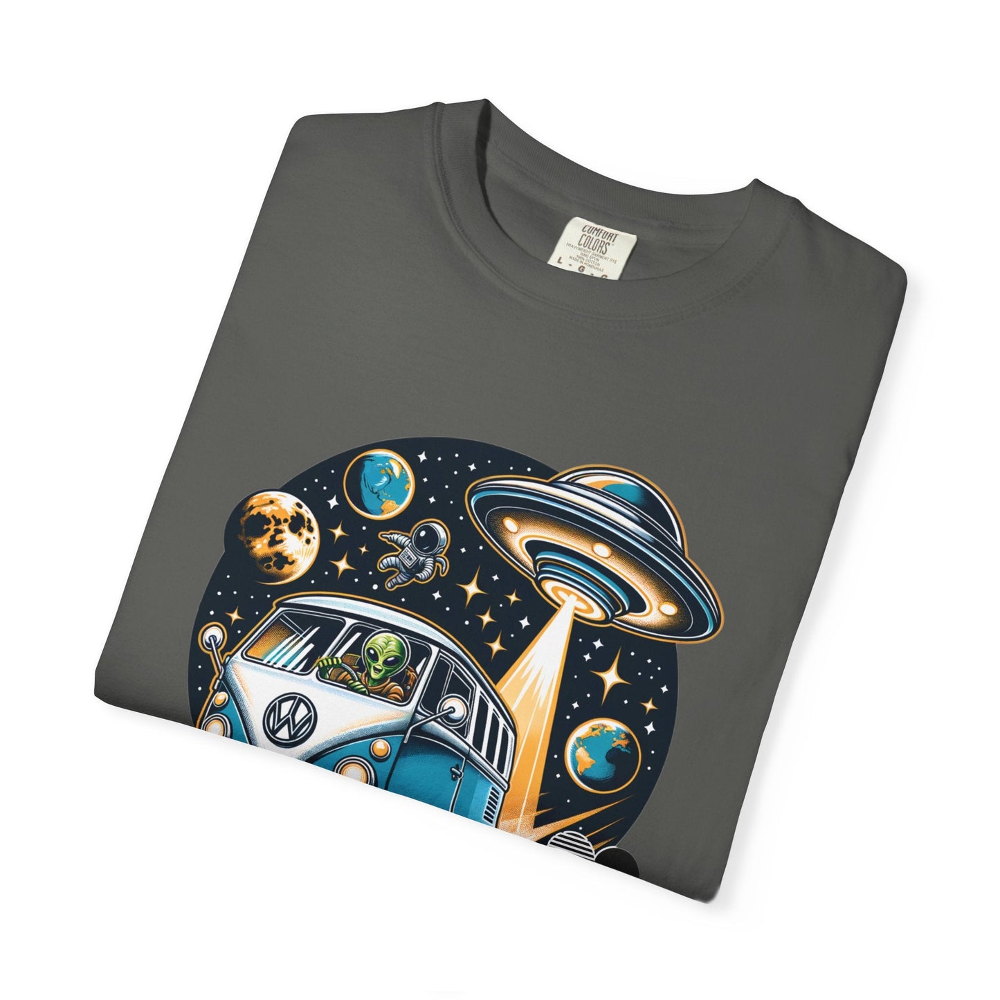Vintage Volkswagen bus t-shirt - Unique aliens design