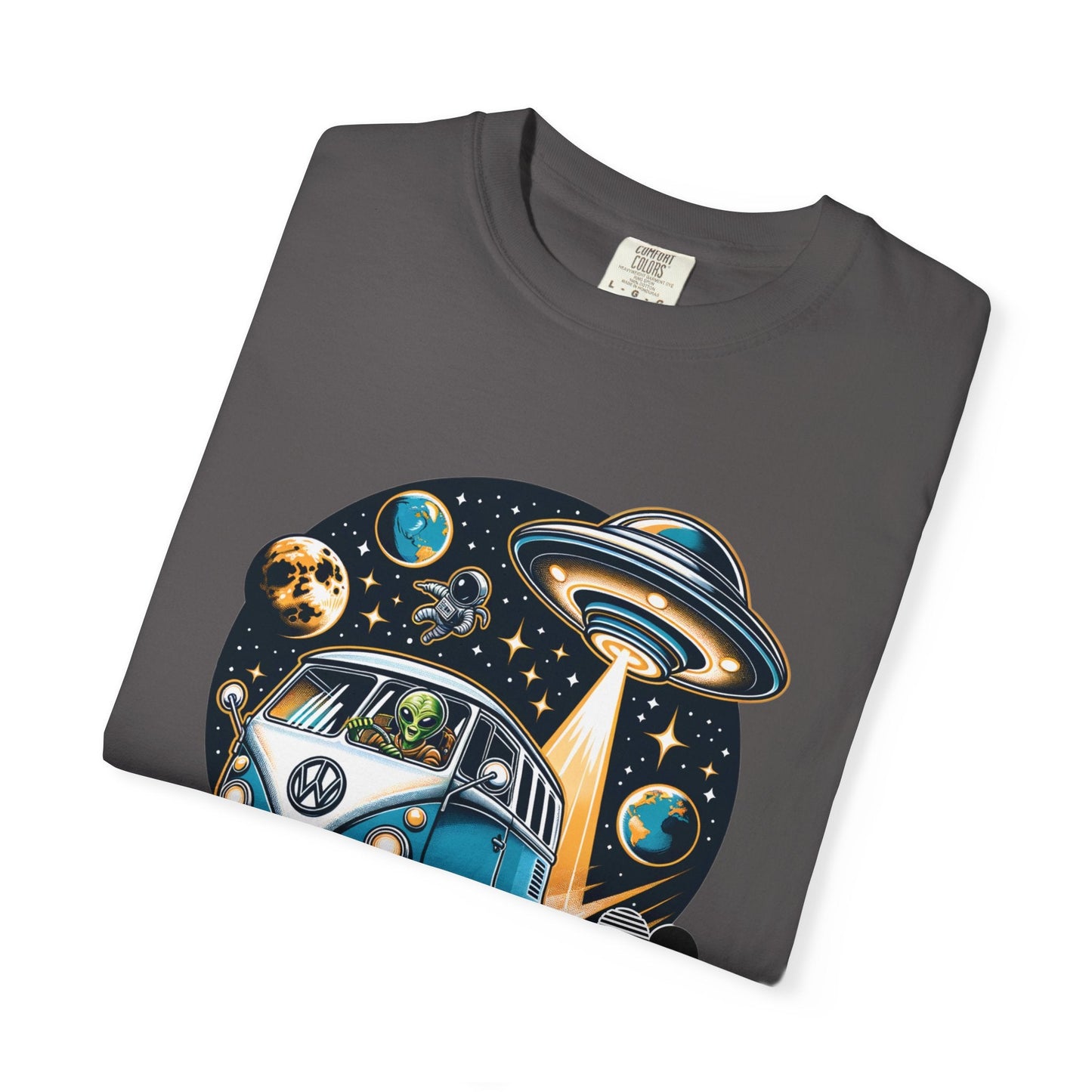 Vintage Volkswagen bus t-shirt - Unique aliens design