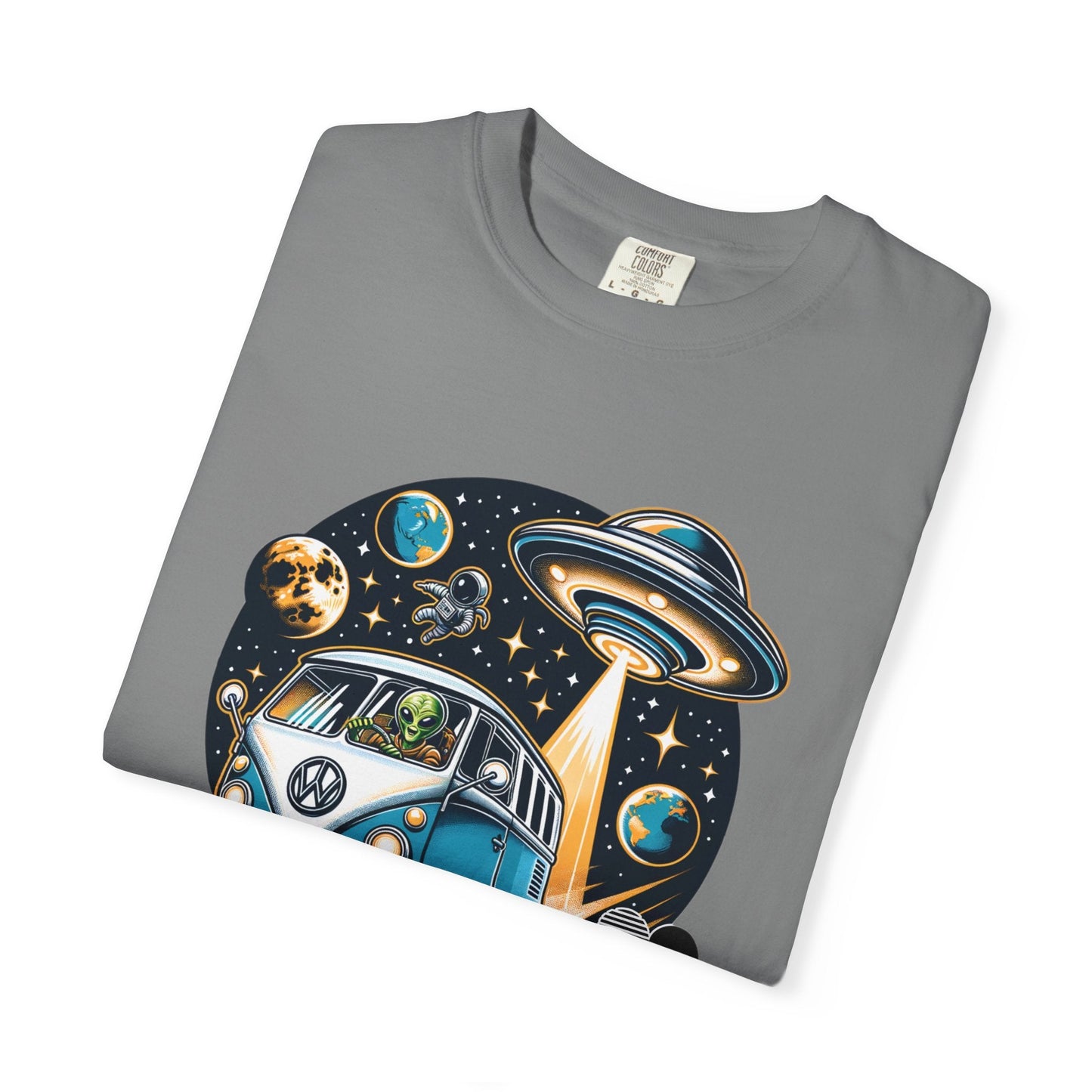 Vintage Volkswagen bus t-shirt - Unique aliens design