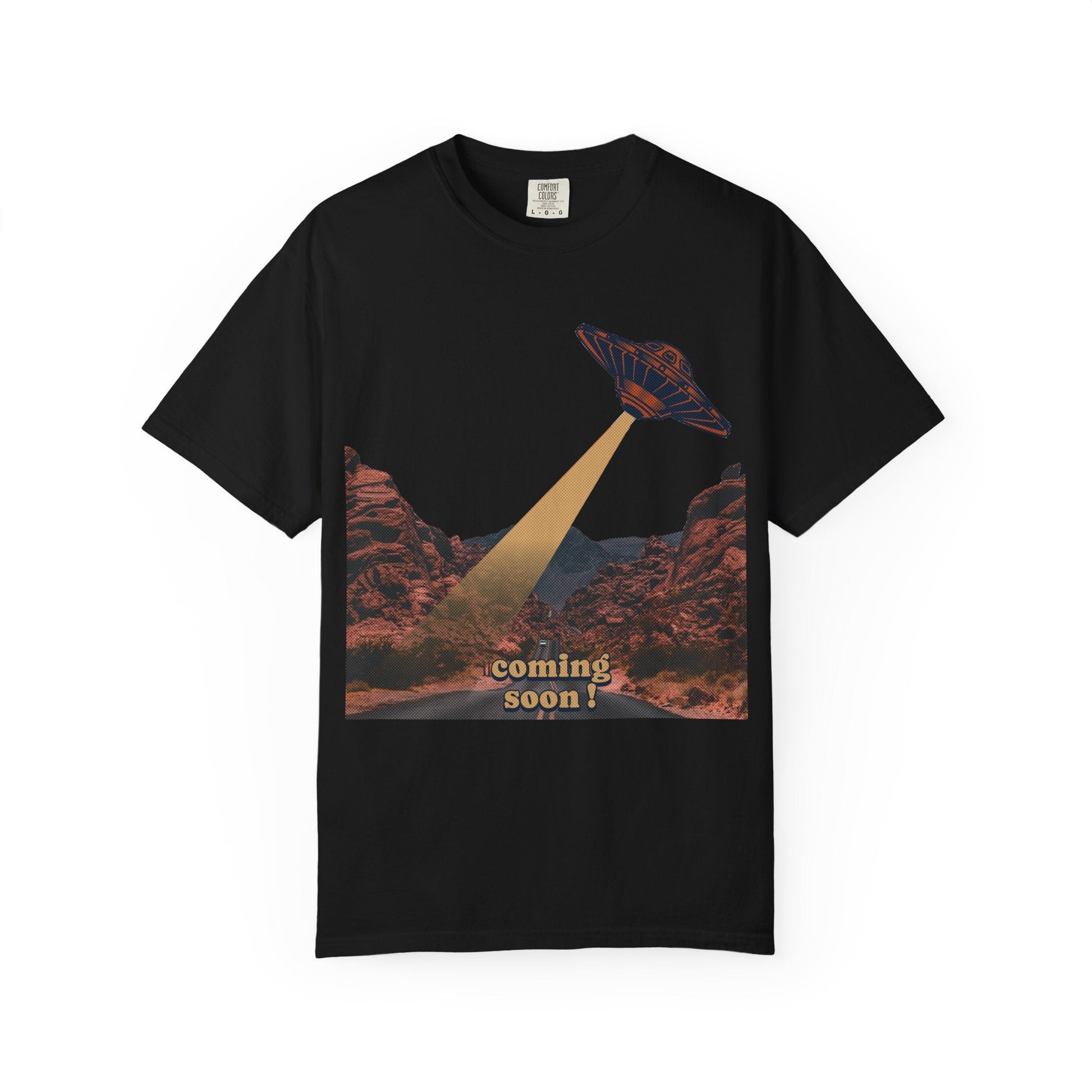 UFO in desert Graphic t-shirt - Sci-fi fans - Casual wear- Cool design