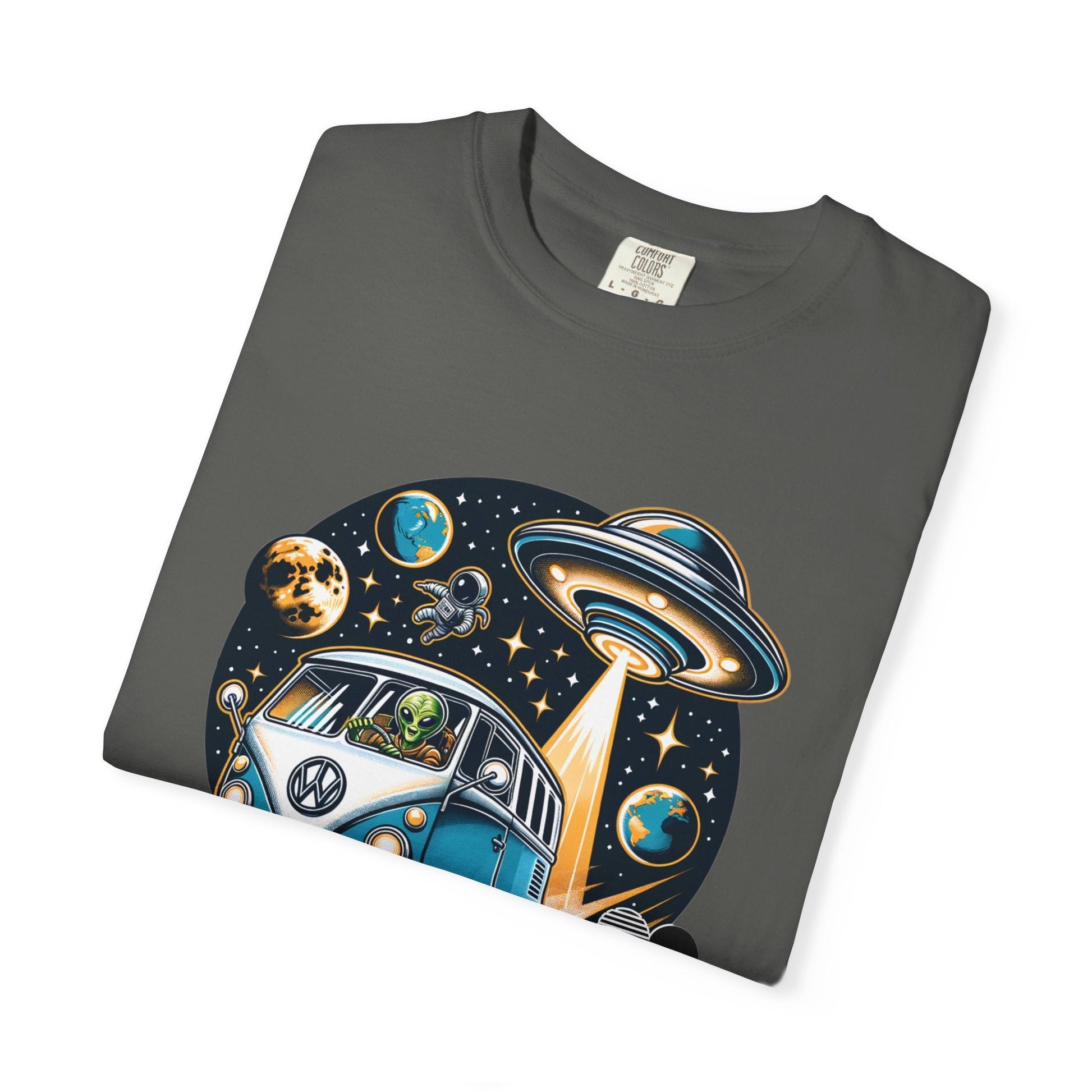 Vintage Volkswagen bus t-shirt - Unique aliens design