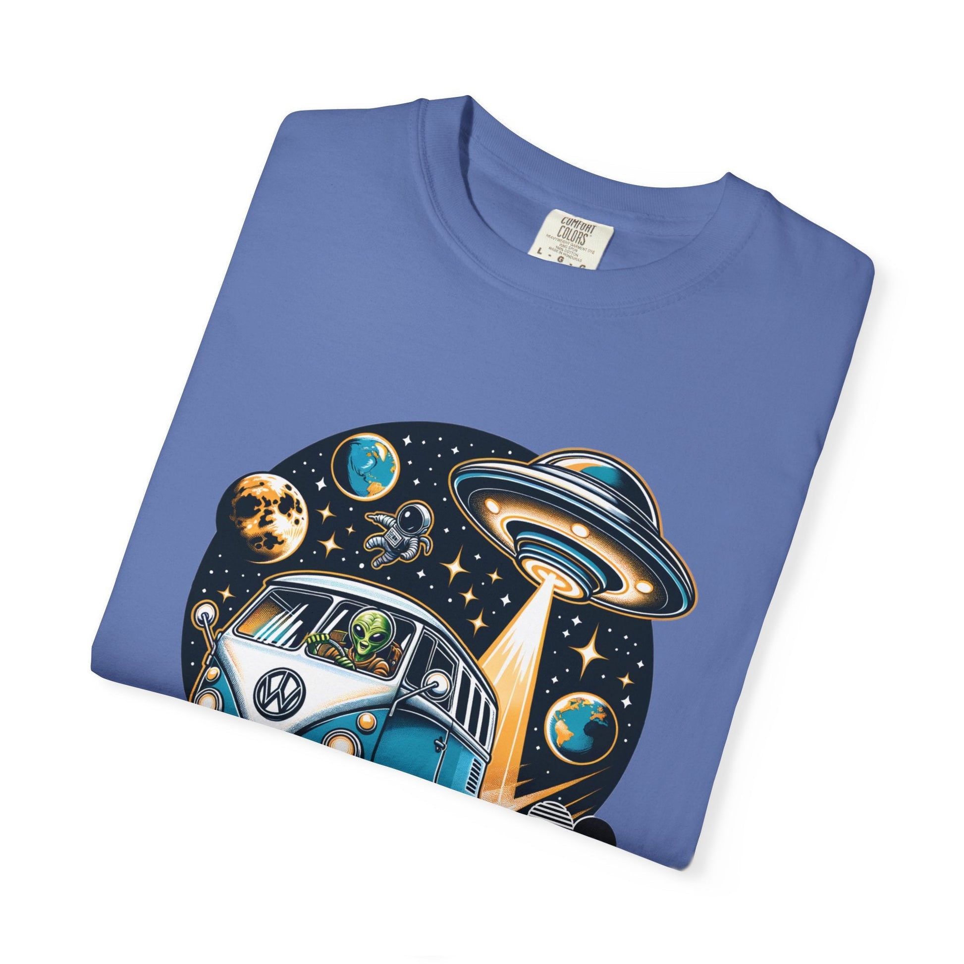 Vintage Volkswagen bus t-shirt - Unique aliens design