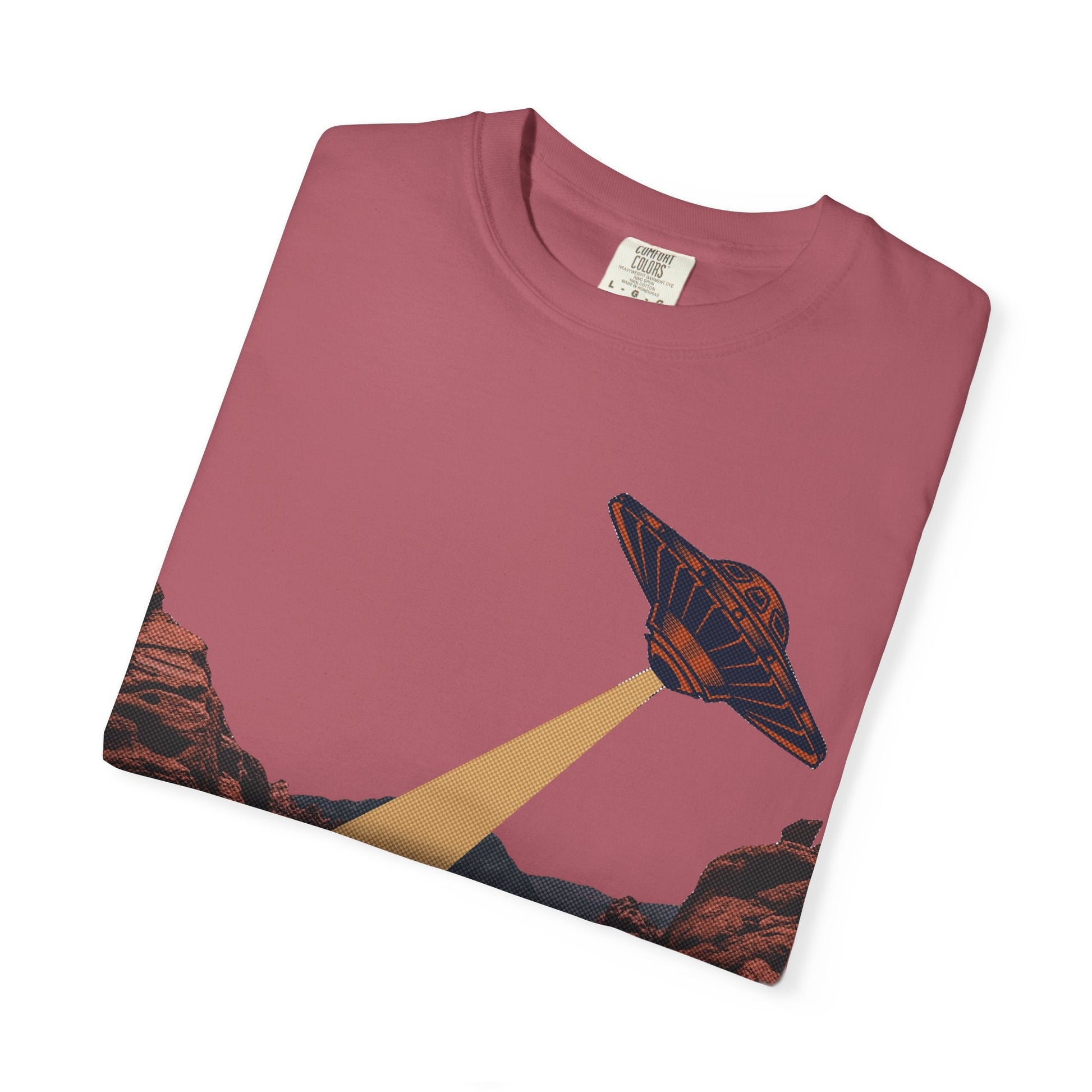 UFO in desert Graphic t-shirt - Sci-fi fans - Casual wear- Cool design