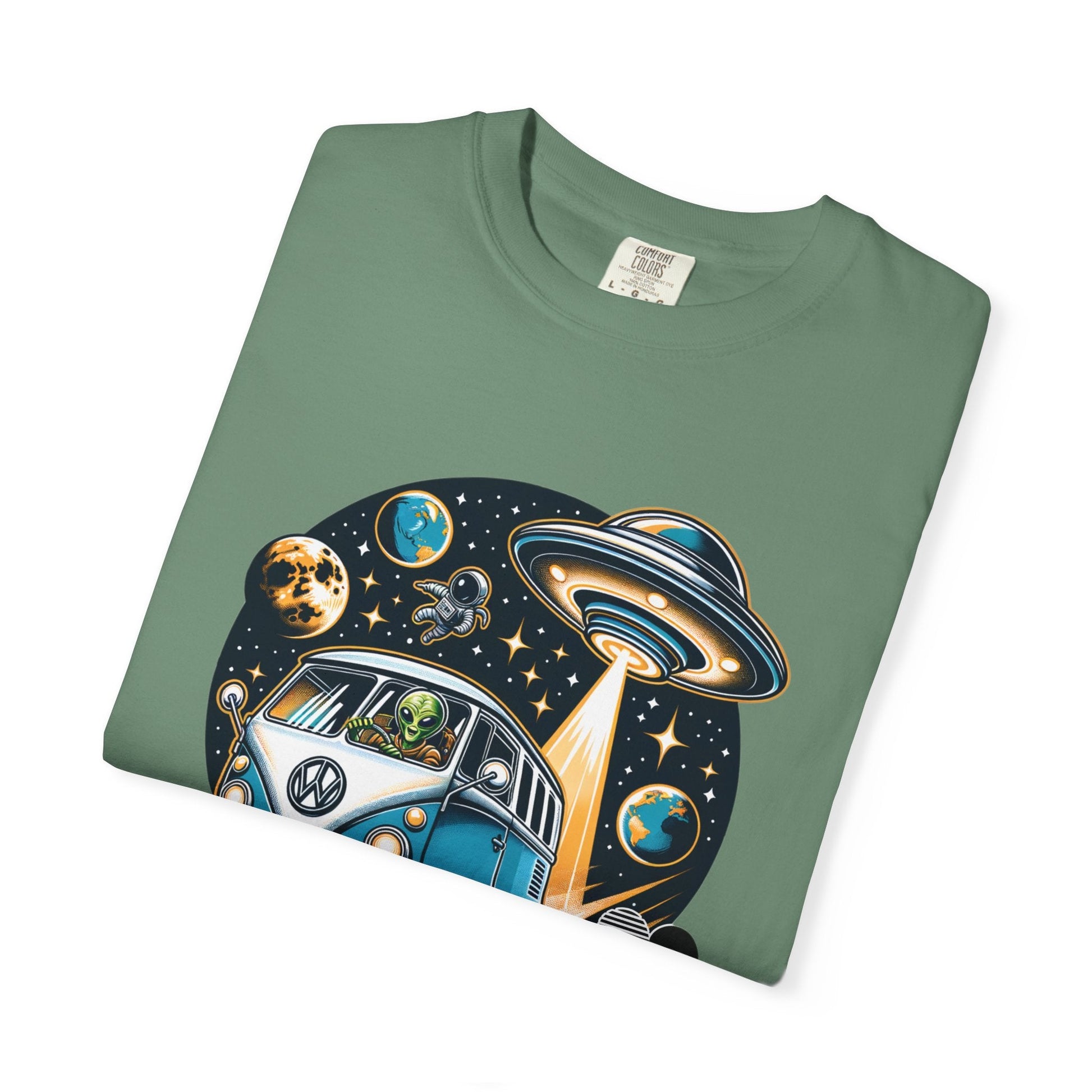 Vintage Volkswagen bus t-shirt - Unique aliens design