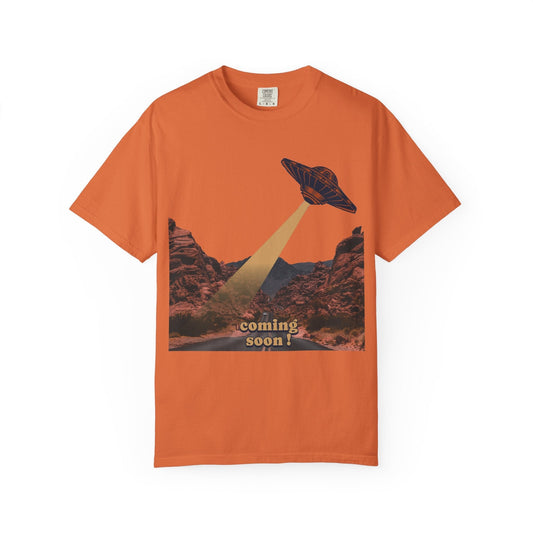 UFO in desert Graphic t-shirt - Sci-fi fans - Casual wear- Cool design