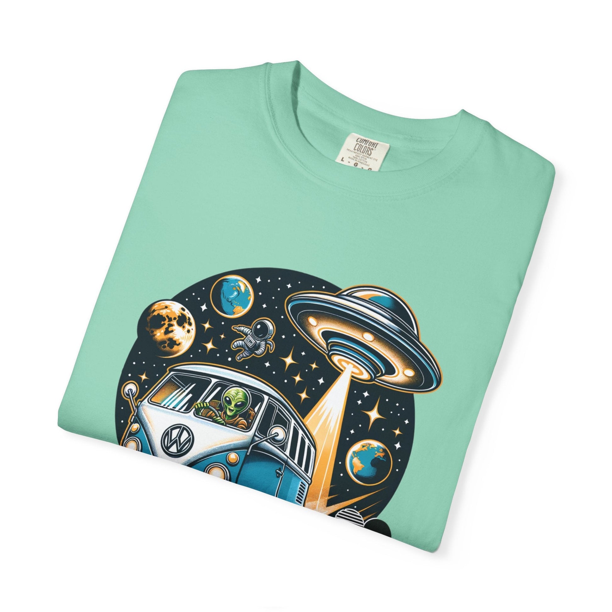 Vintage Volkswagen bus t-shirt - Unique aliens design